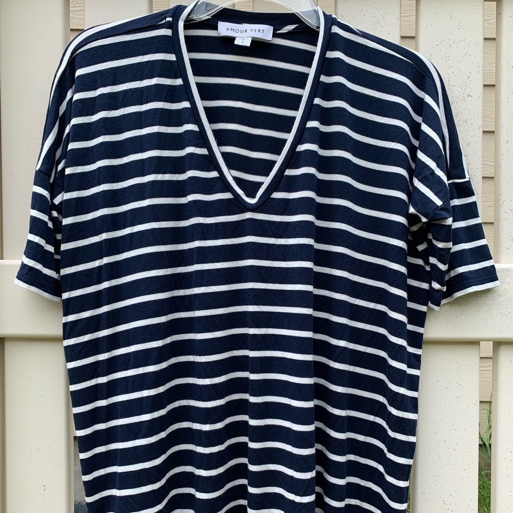 Amour Vert V neck shirt. EUC